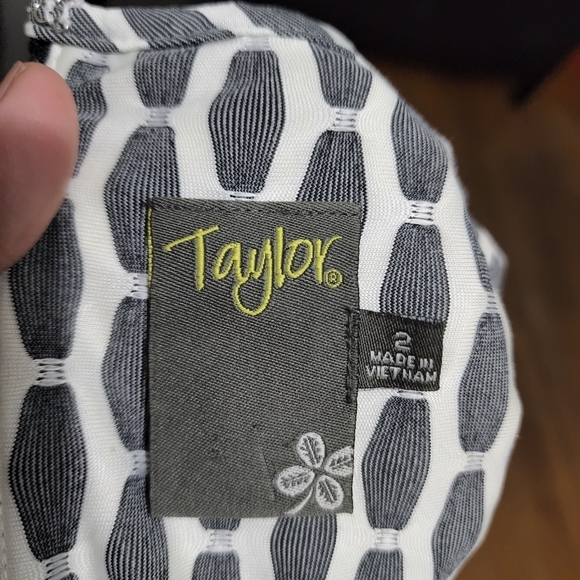 Taylor Fit & Flair  Gray & White Print Dress Size 2 - Picture 3 of 11